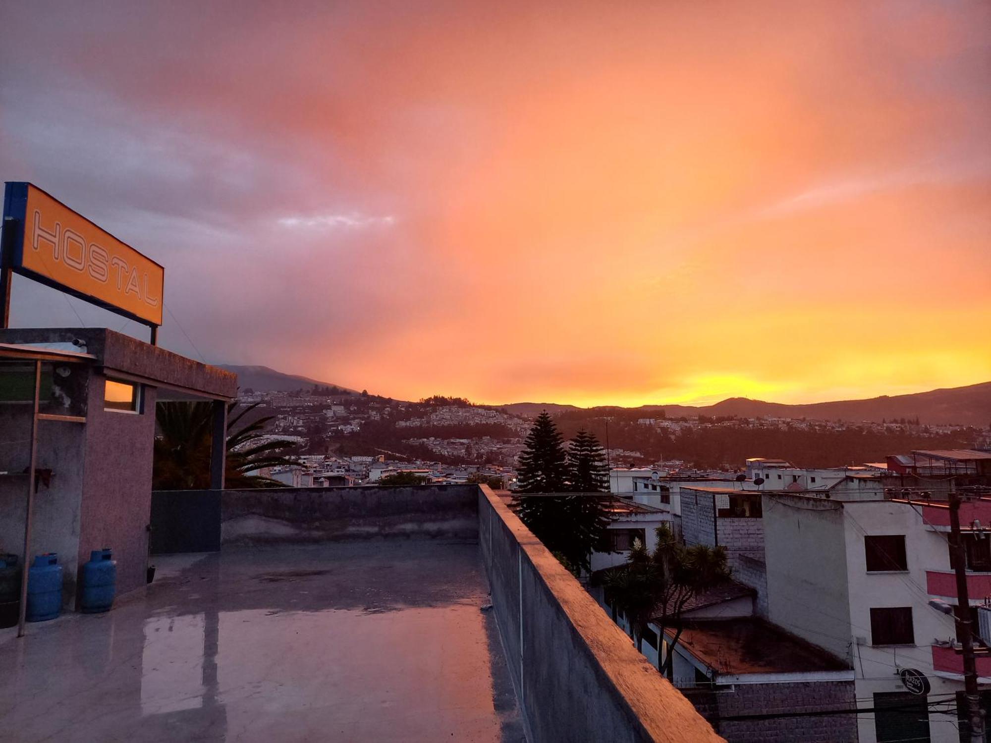 El Vergel Norte Hotel Quito Exterior photo